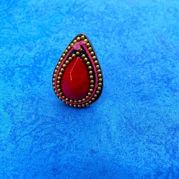 Costume jewelry ring - Picture 1 of 3